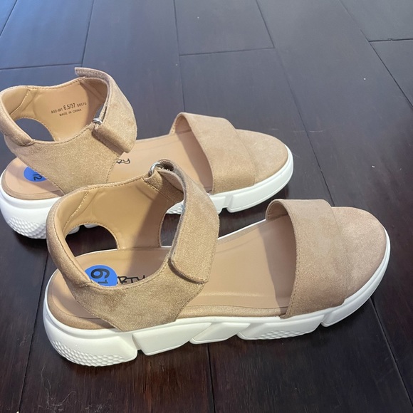 Sandals - Picture 2 of 3